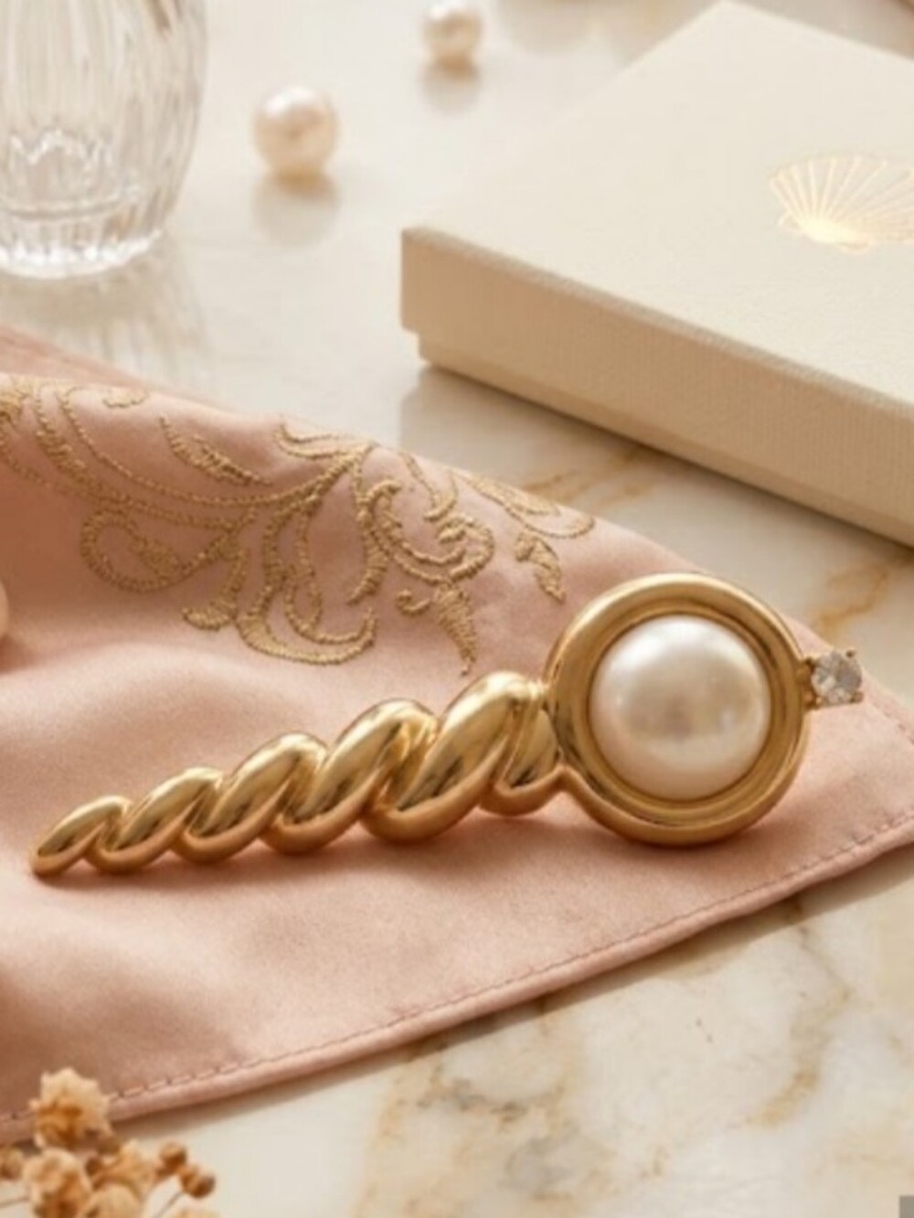 Nwot Gold Spiral Sea Shell Brooch With Pearl Center and Rhinestones